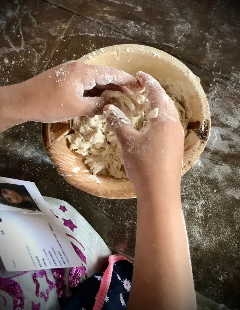 Bambini che fanno la pasta